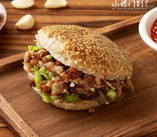 Baked Sesame Bun W. Diced Pork 烧饼夹肉